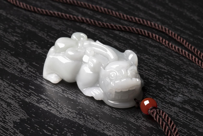 雕刻|翡翠传说当中，貔貅翡翠能够带来好运，金蟾翡翠能够带来财运
