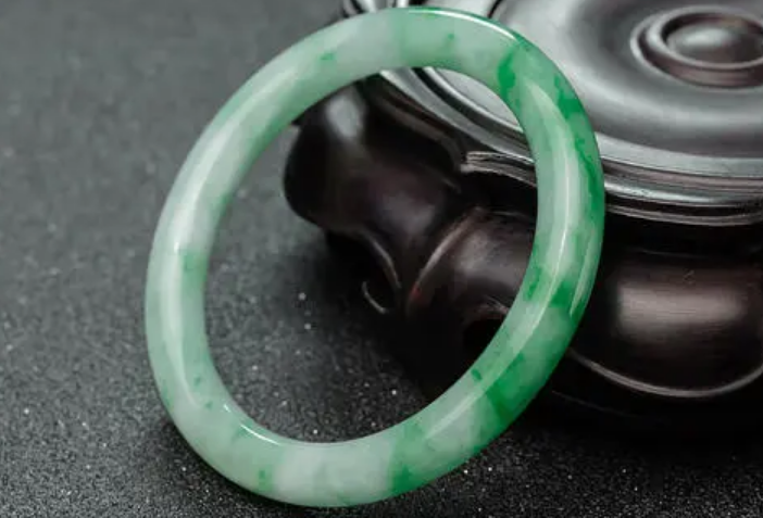 翡翠|在翡翠市场上有假冒品，它们长的很像翡翠，但是没什么价值