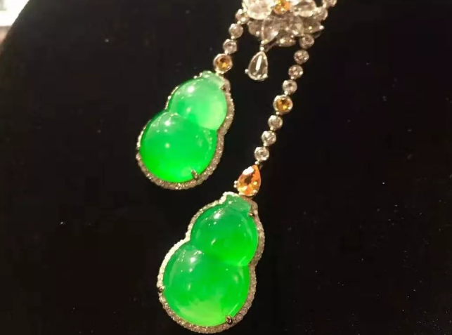 |价值昂贵的翡翠蛋面，为何用白纸包装，只为展现翡翠的美