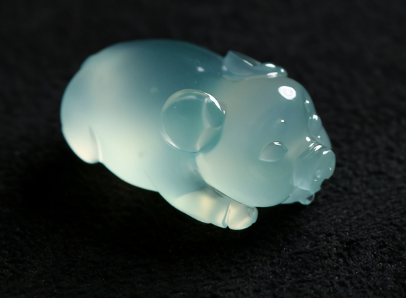 雕刻|高贵的翡翠料子，被雕刻上了猪的题材，可爱又不失自身价值