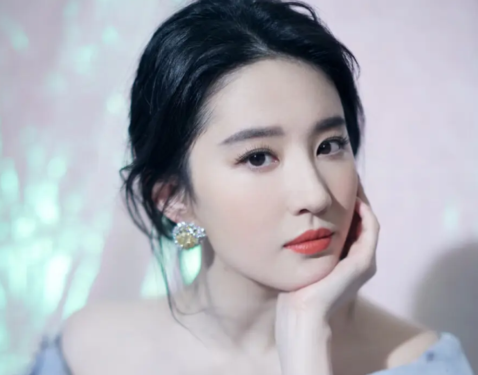 刘亦菲|刘亦菲,笑起来牙龈确实是挺明显,粉丝对她的爱始于颜值陷于人品