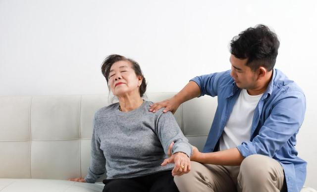 64岁大妈请男保姆养老,捂紧50万存款谁也不给,儿媳:你长点心吧