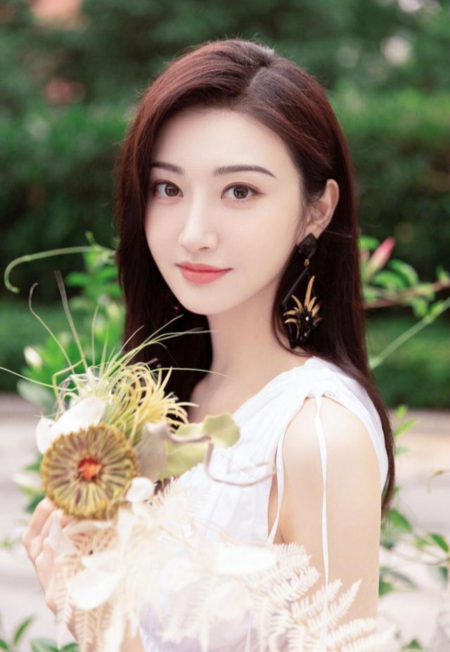 秦岚|装清纯？35岁的杨幂、刘诗诗，比不过42岁的秦岚 。