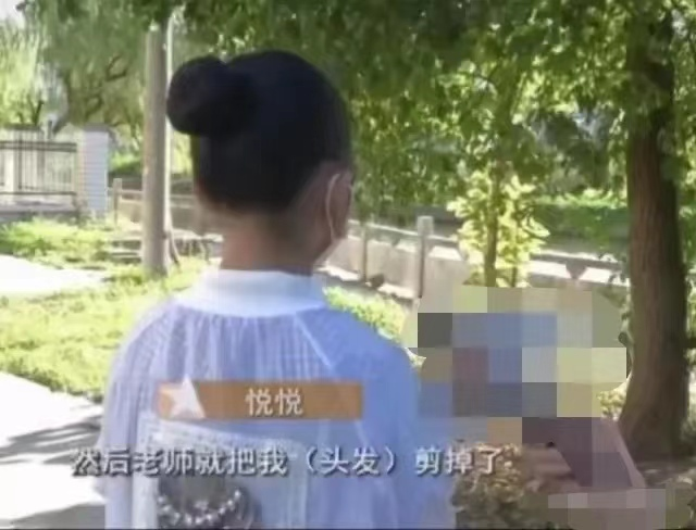 女孩头发沾上气泡胶,老师在孩子奶奶同意后帮忙剪下,遭家长索赔2万:好运被你剪掉了