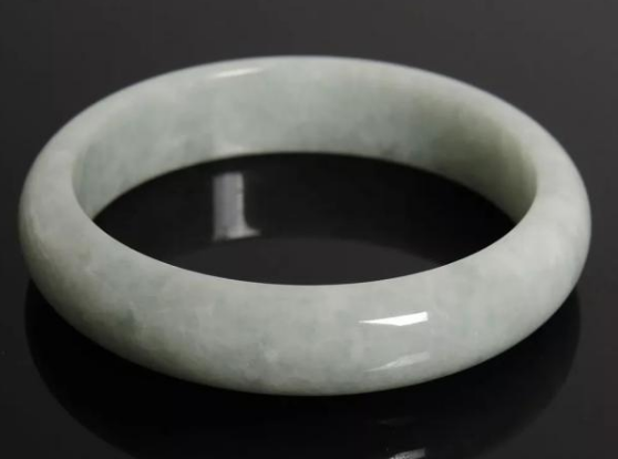 翡翠|虽然冰糯种翡翠的名气，没有玻璃种的高，但是它的喜爱人群却不少