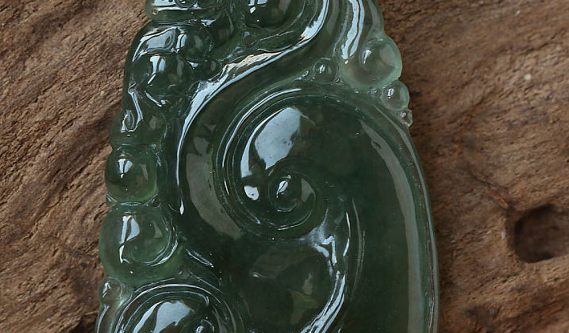 翡翠|难道翡翠一定有色彩才值钱？看看这几种翡翠，无色照样价值连城