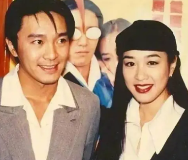 钟丽缇|2015年,张伦硕无车无房存款5w,跑去向身价10亿的钟丽缇求婚