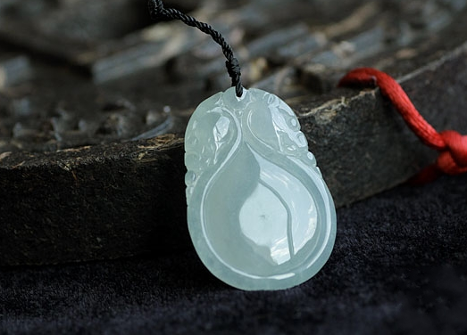 石榴|翡翠跟宝石不一样，购买后不需要进行消磁，不过有的却需要开光