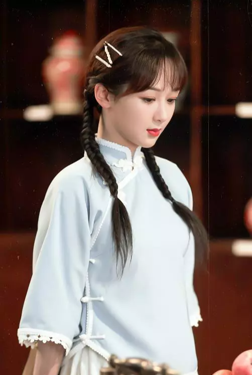 杨紫|不一样的杨紫来了，梳麻花辫温婉甜美，这还是我认识的杨紫吗