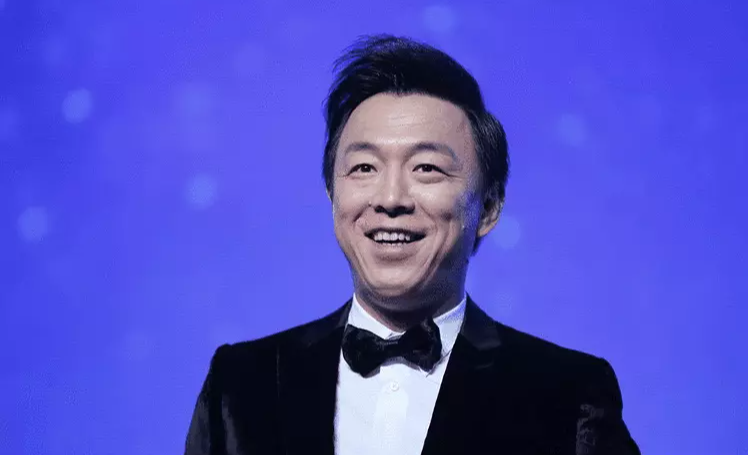 黄渤|记者问黄渤：你年收入过亿，为什么还要把老年痴呆的父亲，送到养老院？