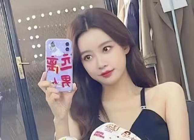 孙怡|网友曾偶遇董子健孙怡领证！晒图辟谣：亲眼看到他俩去民政局