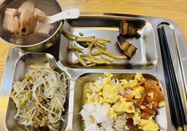 晒工作餐被同事举报罚800，广东女子的做法点赞过万，网友：解气