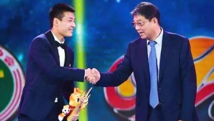 武磊|支持青训？董路详解武磊转账5万原委，球迷用梁宏达言论打脸