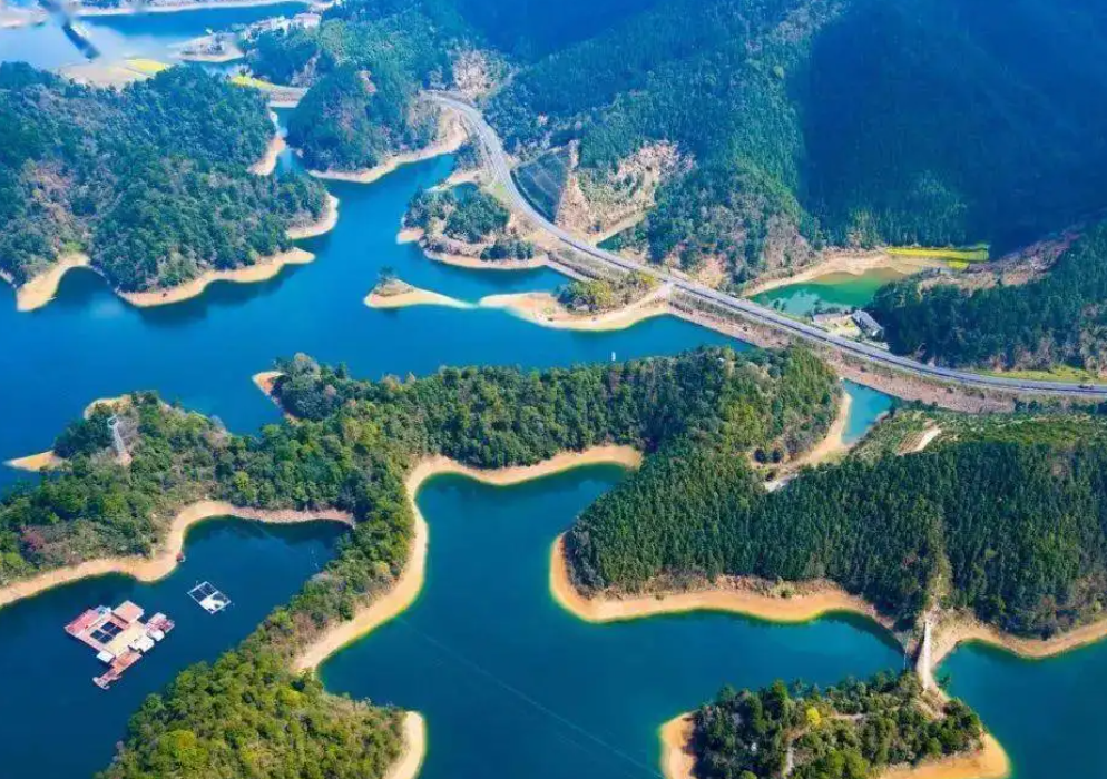 |旅游累，而且花费还不少，但我还是乐此不疲