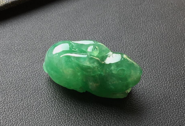 翡翠|玉石和翡翠都是漂亮的石头，没有好坏之分，根据个人爱好而定