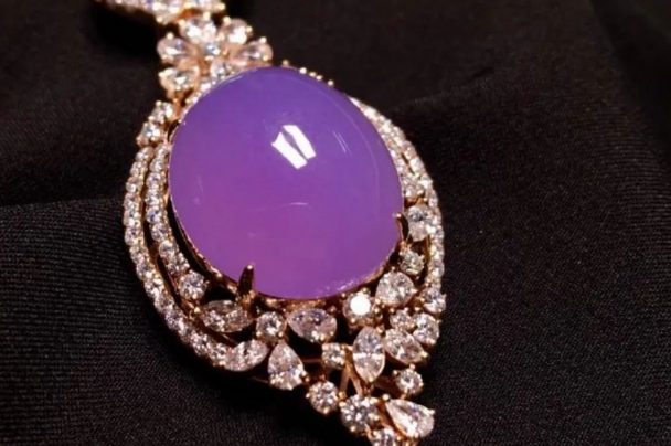 翡翠|一颗蛋面凭什么这么贵？这才是真正的，色差一分价差10倍