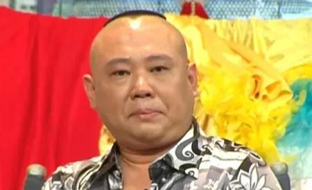 赛琳娜|2021年，一女子站在德云社门口破口大骂：“德字写错了，这不缺德吗？”