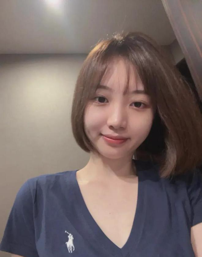 证实了,被打女孩就是19岁,出生于2003年。打人者今年42岁