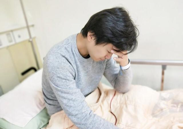 男子重病卧床,父母兄弟不管不问,前妻说:复婚吧,我捐器官给你