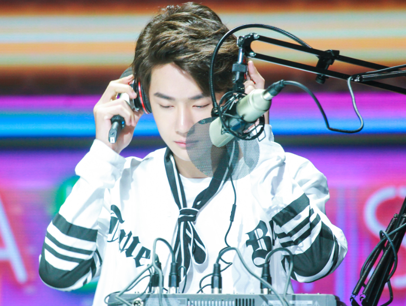 王一博|王一博早年经历让人心疼,不仅被称为节目背景板,还被泼过油漆