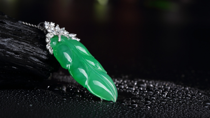 翡翠|有“鸡蛋壳”之称的翡翠，“抗压能力”极差，轻轻一捏就碎一地