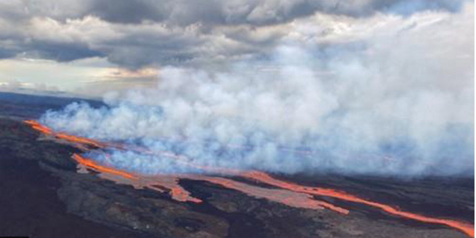 世界上最大的夏威夷活火山在38年后爆发, 顶部熔岩喷发!
