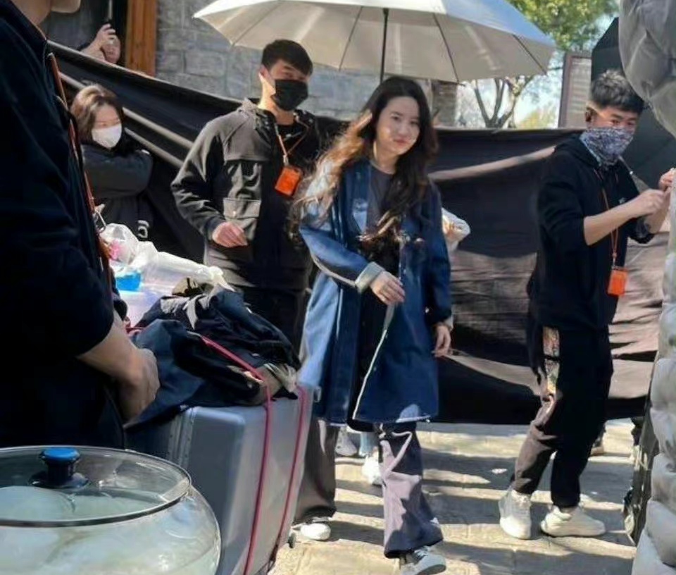 刘亦菲|仙女变素人？刘亦菲的路透怎么变成了这样子