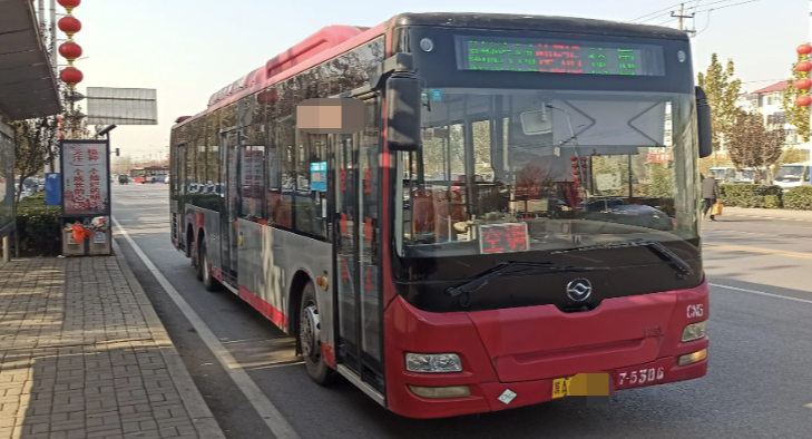 河北石家庄,公交车被轿车别车,司机急刹车乘客摔倒