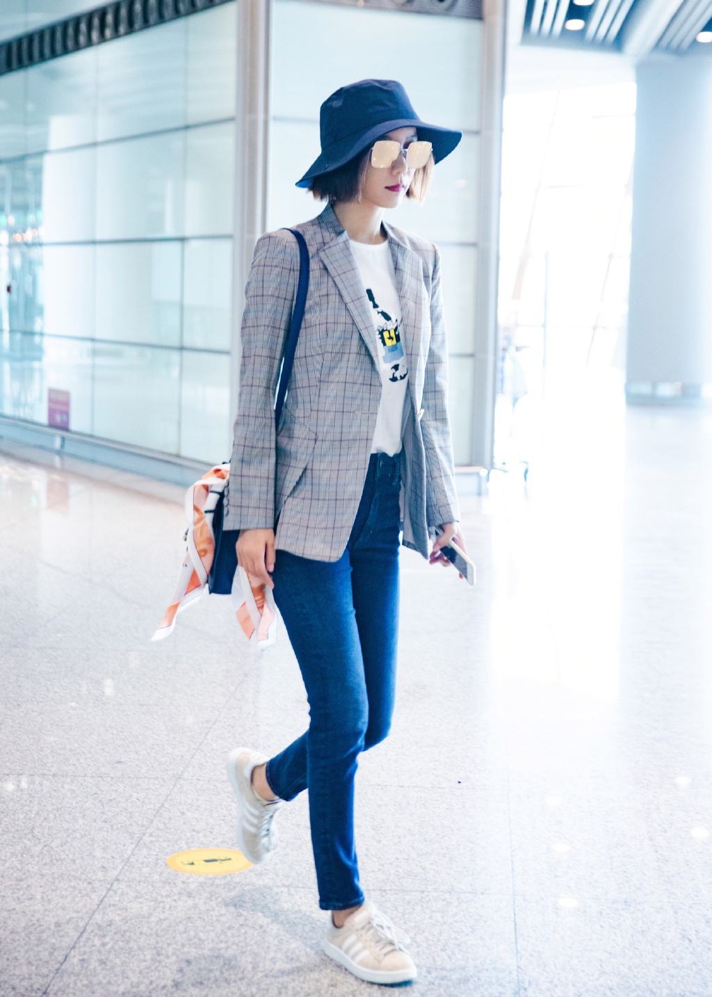 |王珞丹的私服穿搭好有范，简约穿搭营造时髦感，时髦另类又好看