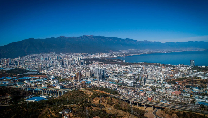 古镇|大理真的才是充满了人文元素，酒吧各式各样，青年挤满了街头