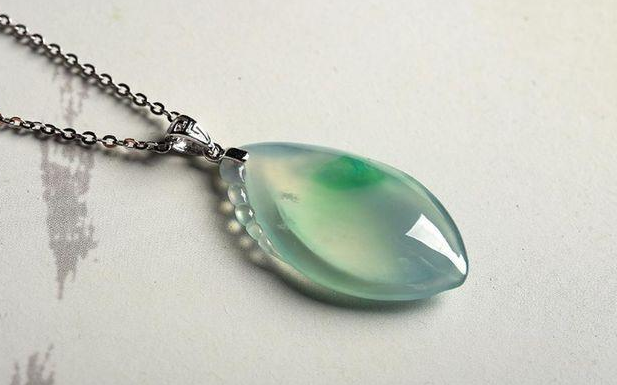 翡翠|翡翠雕刻最传统的题材，第1种是佛教题材，第2种就是动物题材