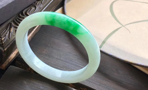 翡翠手镯|必须要佩戴两只翡翠手镯吗？戴手镯也有讲究，不要听信无稽之谈