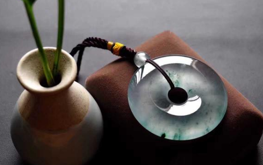 翡翠|怀古翡翠，虽然造型呈现极致的简单，但是寓意却十分不简单