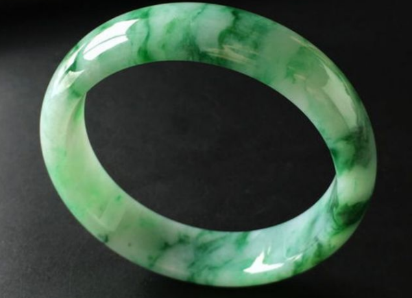 翡翠手镯|哪种翡翠手镯是好的？色调对手镯有多大干扰？翡翠手镯色调盘点