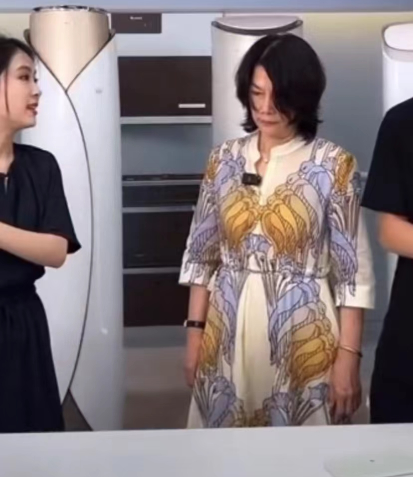 董明珠|董明珠直播时愤然离场，全程黑脸瞪女主播，场面十分尴尬引发热议