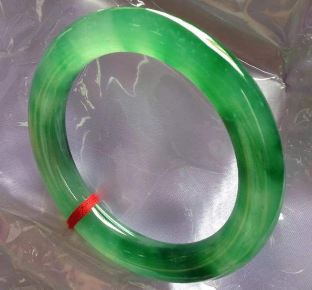 翡翠手镯|挑选翡翠手镯时,注意好这几个方面,就能选出适合自己的