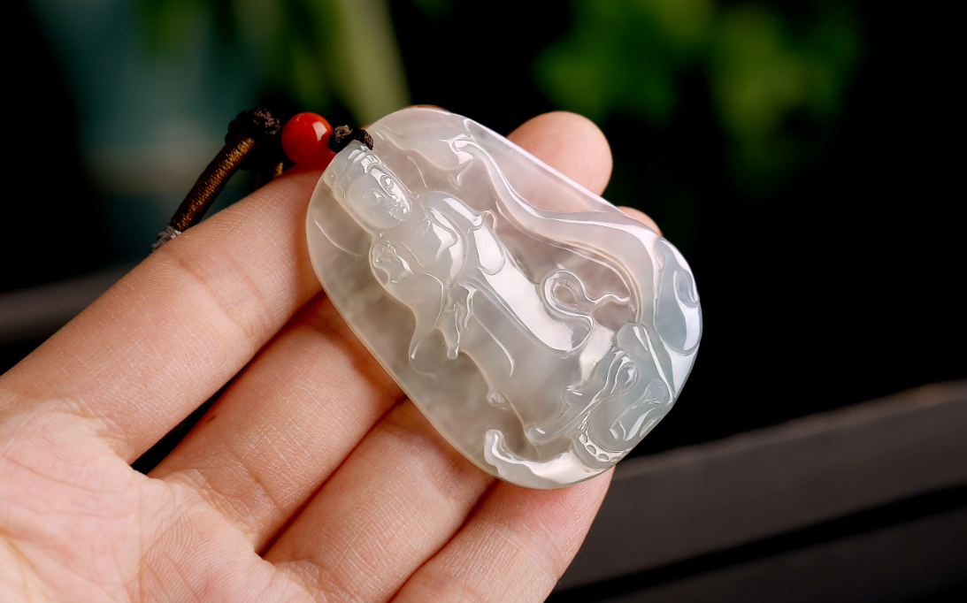 翡翠手镯|价格不同的翡翠,差距究竟在什么地方?不同翡翠的使用价值