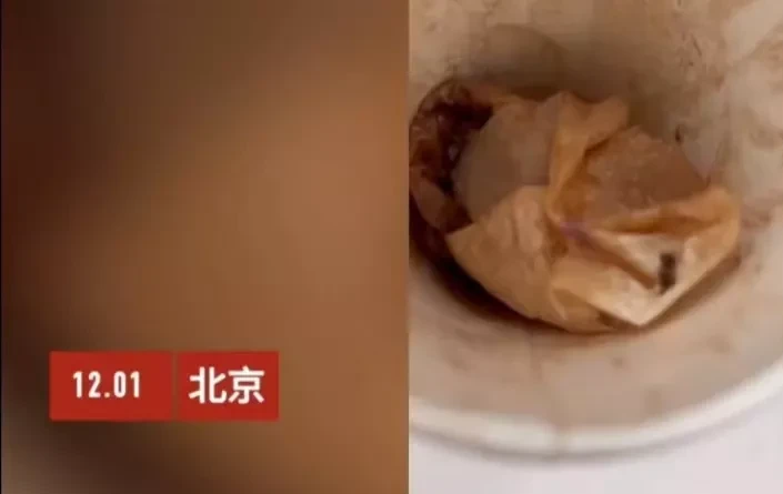 北京一女子买热可可喝出蟑螂,返回店内讨要说法。店员说:不可能。