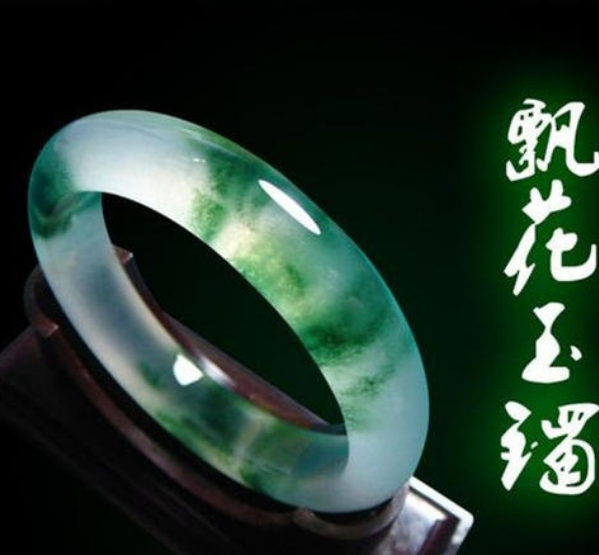 翡翠手镯|翡翠手镯和玉镯的差别,质地色泽都不一样,适合自己是最好的