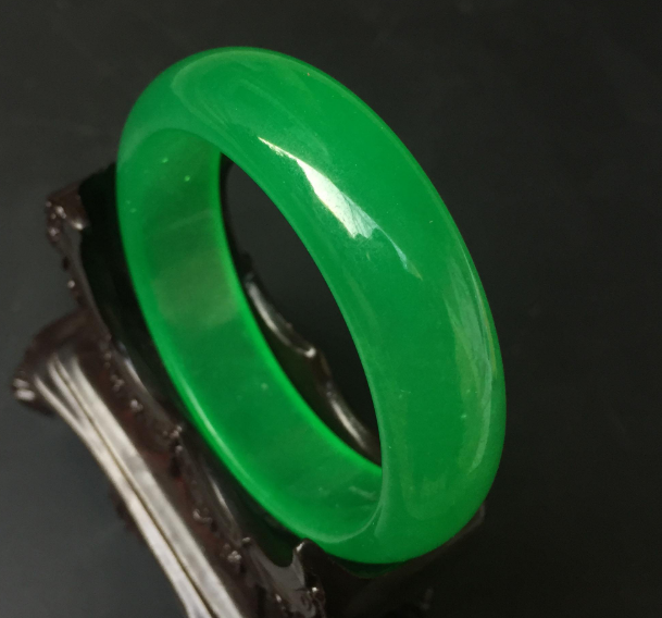 文玩|不熟悉翡翠手镯的人,可以选这几款手镯,价格实惠又是满绿