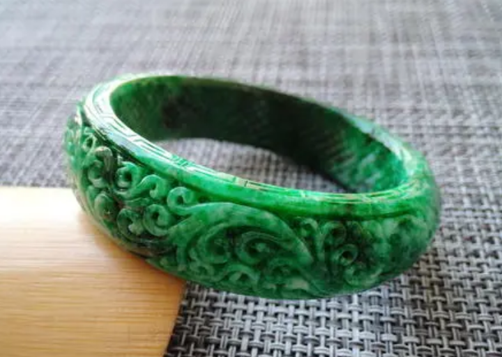 翡翠|花青种翡翠石常见的品种,属于一种中档产品,价值并不算高