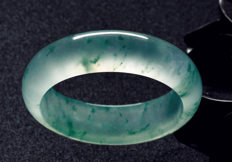 翡翠手镯|翡翠手镯之所以不好选,是因为圈口要求严格,再加上还要合眼缘