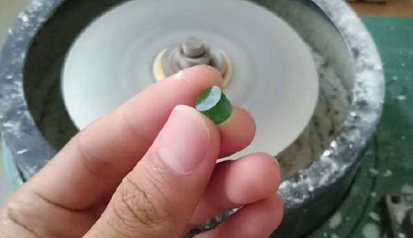 翡翠手镯|小伙在喝完酒之后，用啤酒瓶子磨出一个手镯，有人说是玻璃种翡翠