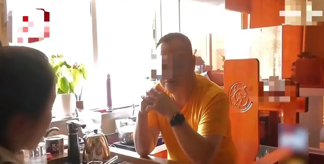 浙江台州,男子的儿子在5年前出了一场车祸,右腿被压烂没钱治疗