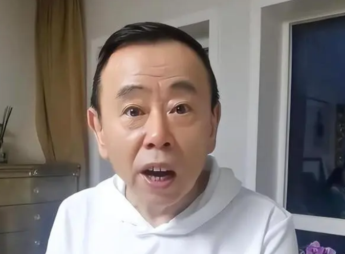 潘长江|65岁潘长江瘸腿嘲讽国安，扬言坐轮椅也能踢赢对方，网友称过分了