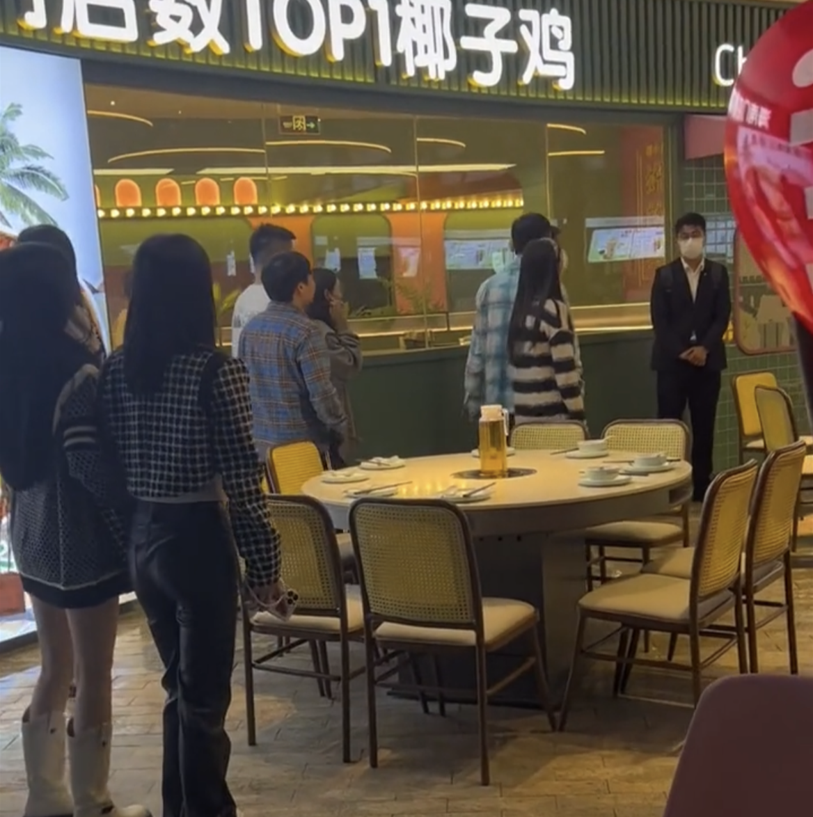 王思聪|王思聪牵手新女友现身海南!对方娇小可爱只有20岁