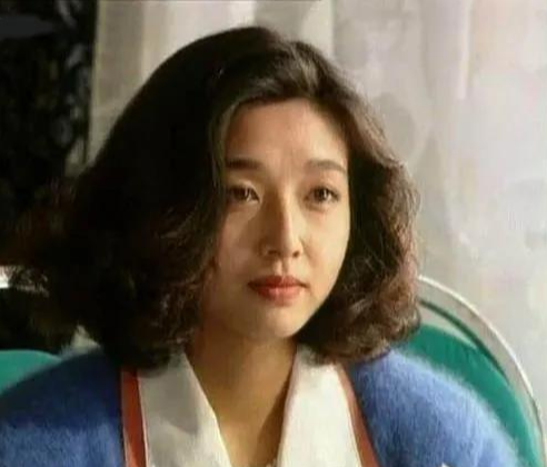 李佳|李佳，错嫁富商，爱上靳东，二婚遇初婚，40岁生2胎被丈夫宠上天