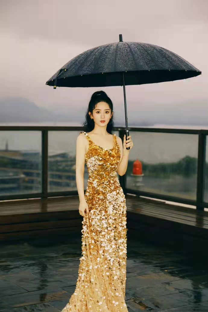 赵丽颖|赵丽颖撑伞都这么美，身上礼服太亮眼，温柔又有魅力