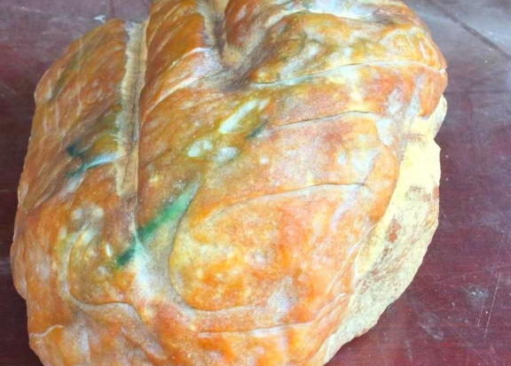 翡翠|一块品质不太好的翡翠料子,被设计成了葱油鸡,价值立马翻倍