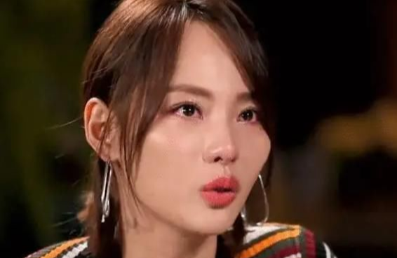 张嘉倪|张嘉倪疑将抚养权抢到手,手牵儿子亮相机场,买超与母亲联手输惨